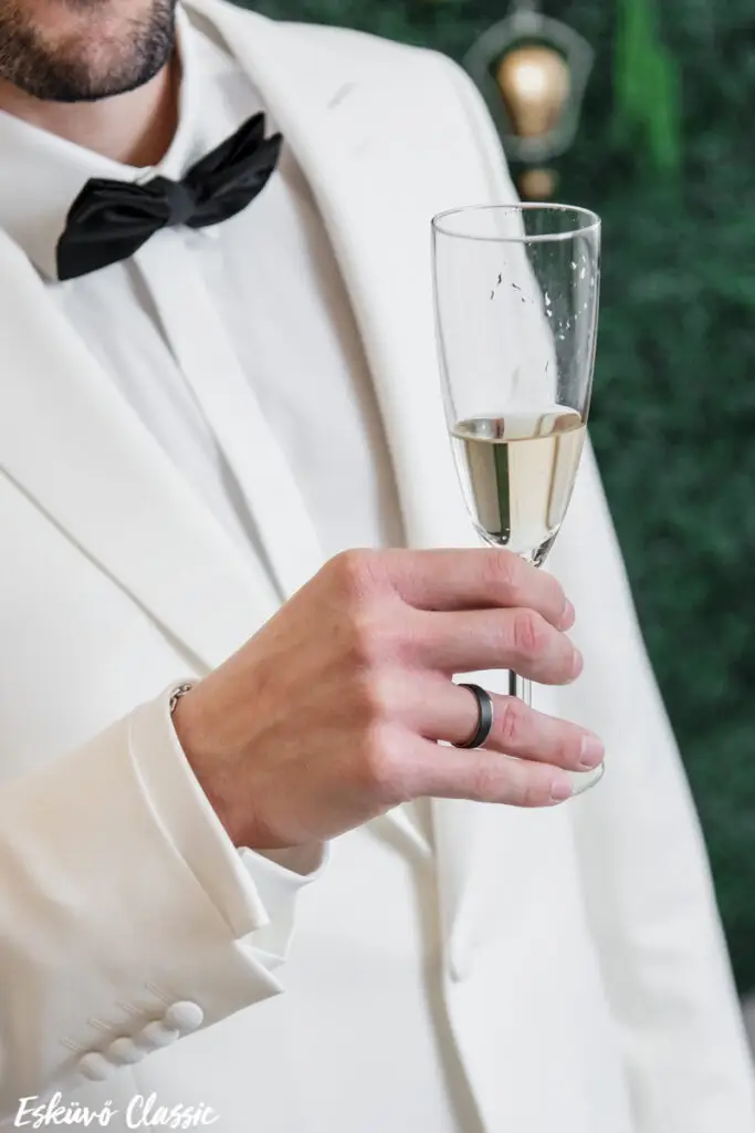 Pezsgőfal bérlés esküvőre, rendezvényre vagy exkluzív eseményre – ha valami igazán különlegeset keresel a vendégfogadáshoz. Az Üvegcipellő elegáns pezsgőfala nemcsak praktikus, hanem trendi kiegészítője is a nagy napnak. Tökéletes választás kültéri és beltéri esküvőkhöz egyaránt.