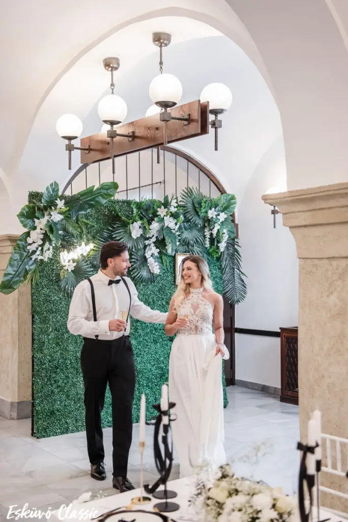 Pezsgőfal bérlés esküvőre, rendezvényre vagy exkluzív eseményre – ha valami igazán különlegeset keresel a vendégfogadáshoz. Az Üvegcipellő elegáns pezsgőfala nemcsak praktikus, hanem trendi kiegészítője is a nagy napnak. Tökéletes választás kültéri és beltéri esküvőkhöz egyaránt.